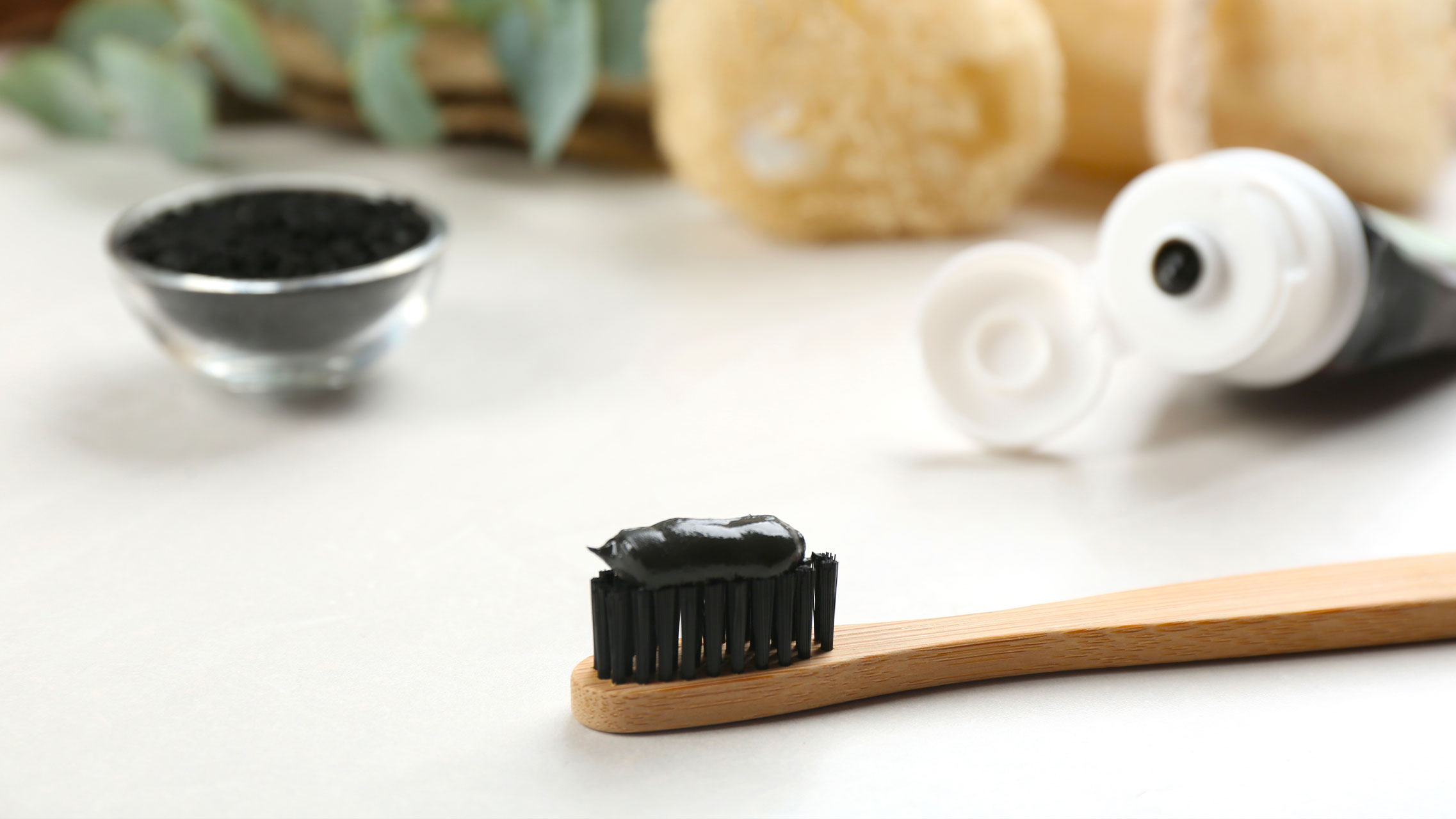 Schwarze Zahnpasta macht keine weißen Zähne