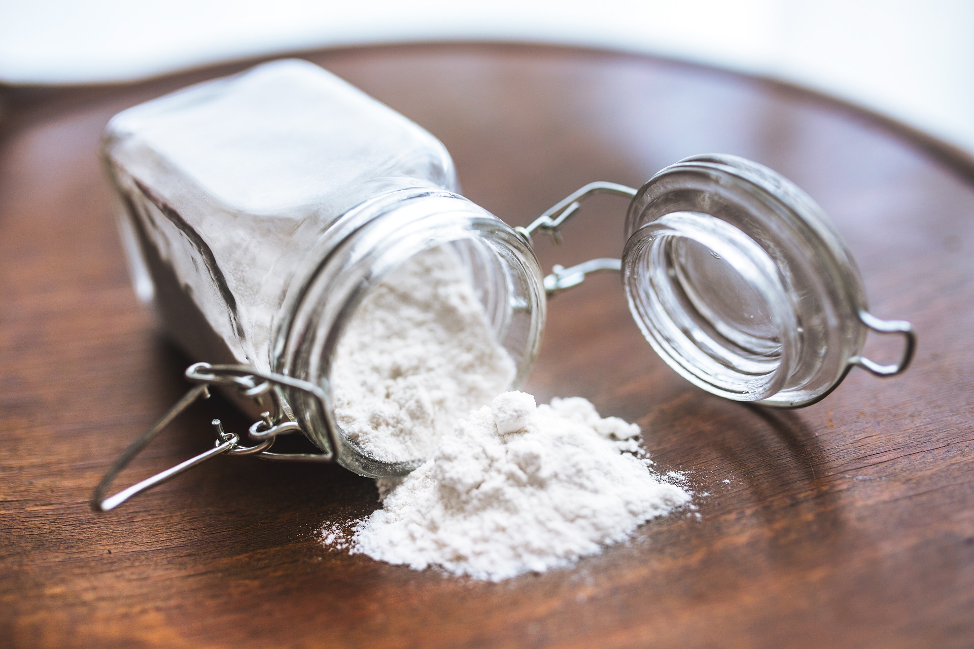8. Mundspülung aus Natron und Xylitol verwenden
